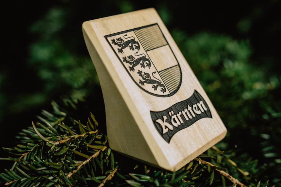 holzgravur kaernten wappen von mk gravurkunst in kaernten klagenfurt