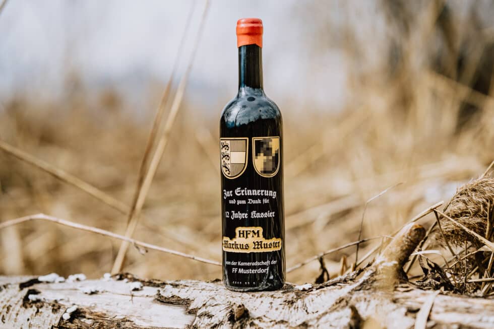 flasche gravur von mk gravurkunst mit schilf im hintergrund