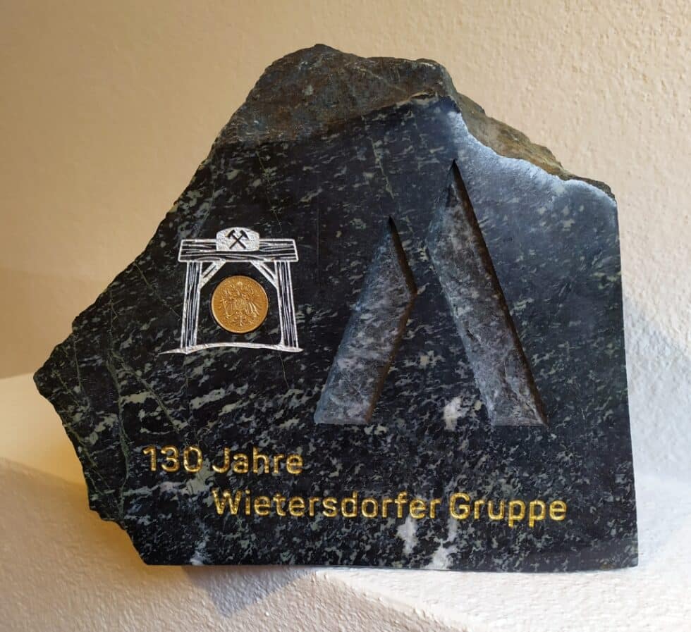 Steingravur-Stein Firmengeschenk-Goldmuenze einlegearbeit gravur kaernten-jubiläum-ehrung-