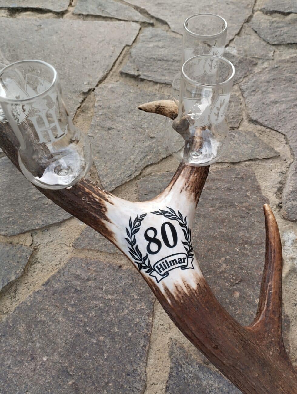 hirschhorn-gravur-klagenfurt-kaernten-graveur-horn-Abwurfstange-Schnapsbar-freiwillige Feuerwehr-Jagd-Jäger