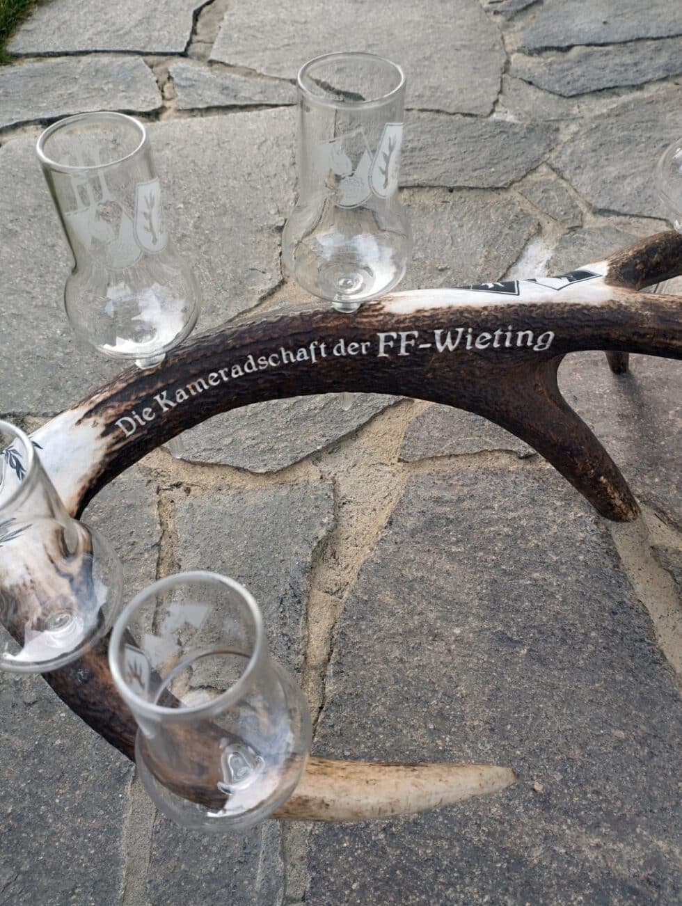 hirschhorn-gravur-klagenfurt-kaernten-graveur-horn-Abwurfstange-Schnapsbar-freiwillige Feuerwehr-Jagd-Jäger