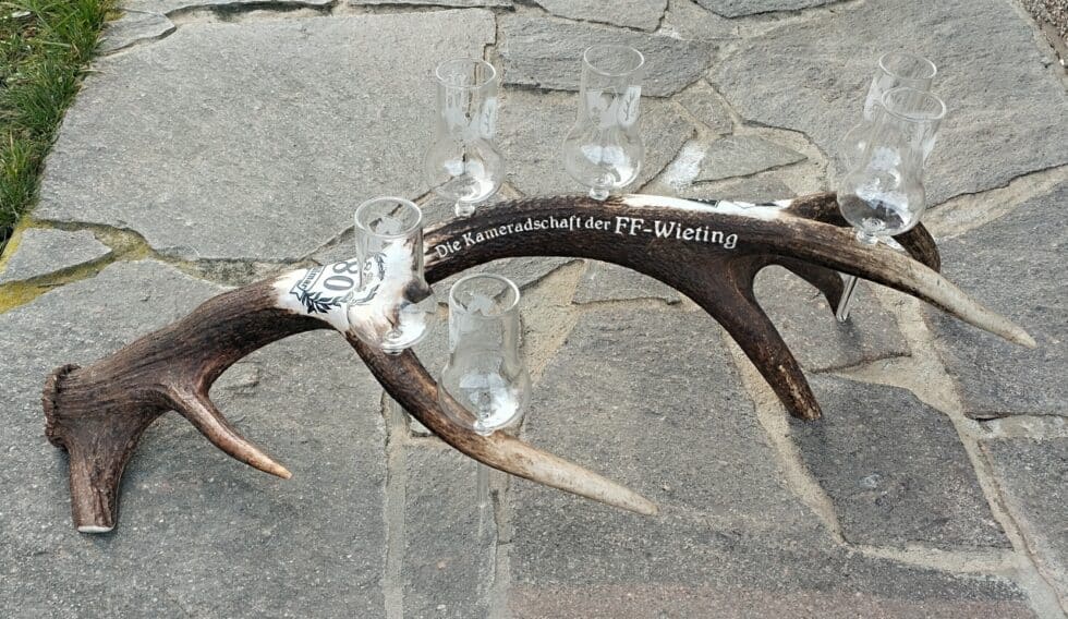 hirschhorn-gravur-klagenfurt-kaernten-graveur-horn-Abwurfstange-Schnapsbar-freiwillige Feuerwehr-Jagd-Jäger-ehrengeschenk-jagdverein