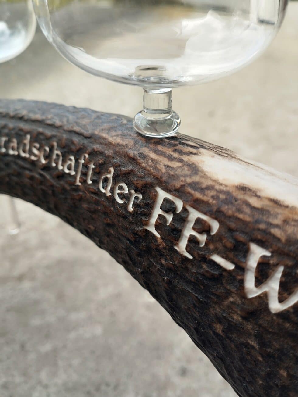 hirschhorn-gravur-klagenfurt-kaernten-graveur-horn-Abwurfstange-Schnapsbar-freiwillige Feuerwehr-Jagd-Jäger-ehrengeschenk-jagdverein