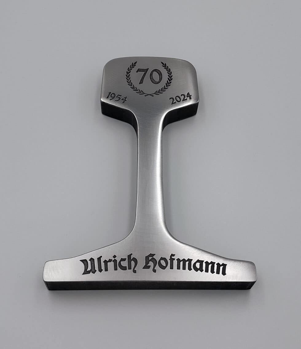 gravur-graveur-kaernten-klagenfurt-stahlgravur-geschenkidee-eisenbahnschiene graviert-geburtstag