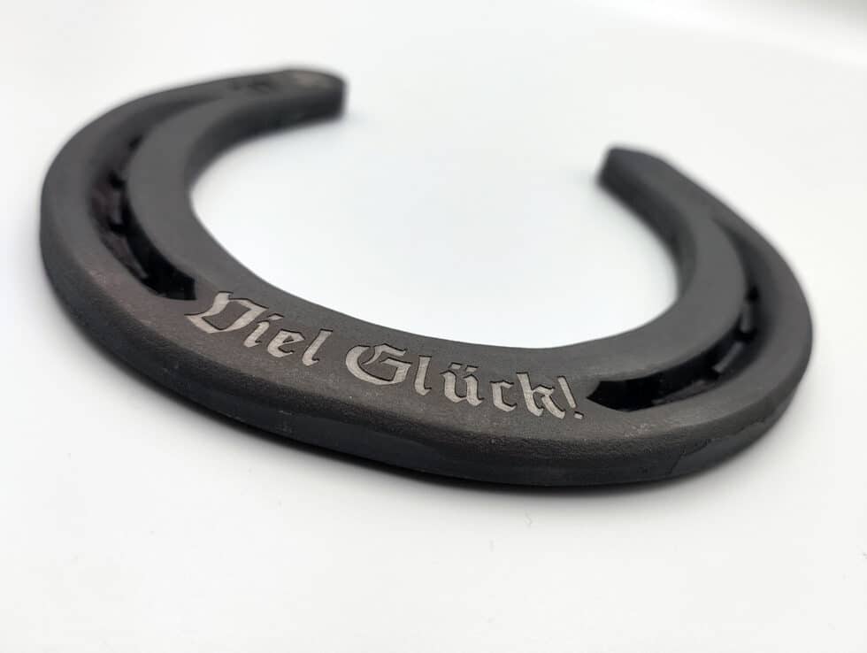 gravur-graveur-kaernten-klagenfurt-stahlgravur-geschenkidee-Glücksbringer- hufeisen graviert -reiter-reitsport