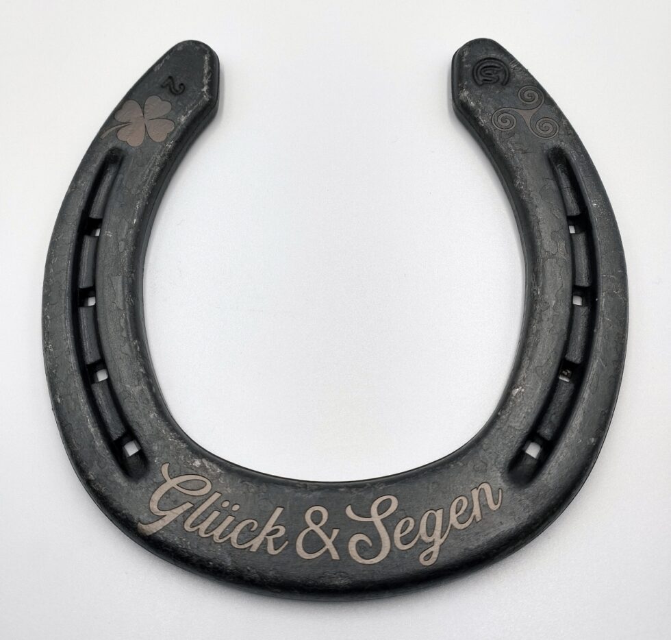 gravur-graveur-kaernten-klagenfurt-stahlgravur-geschenkidee-Glücksbringer-hufeisen graviert -reiter-reitsport