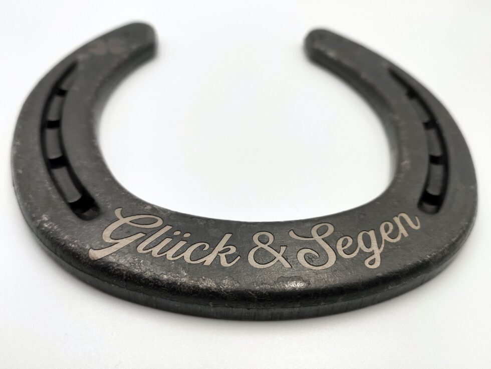 gravur-graveur-kaernten-klagenfurt-stahlgravur-geschenkidee-Glücksbringer-hufeisen graviert -reiter-reitsport