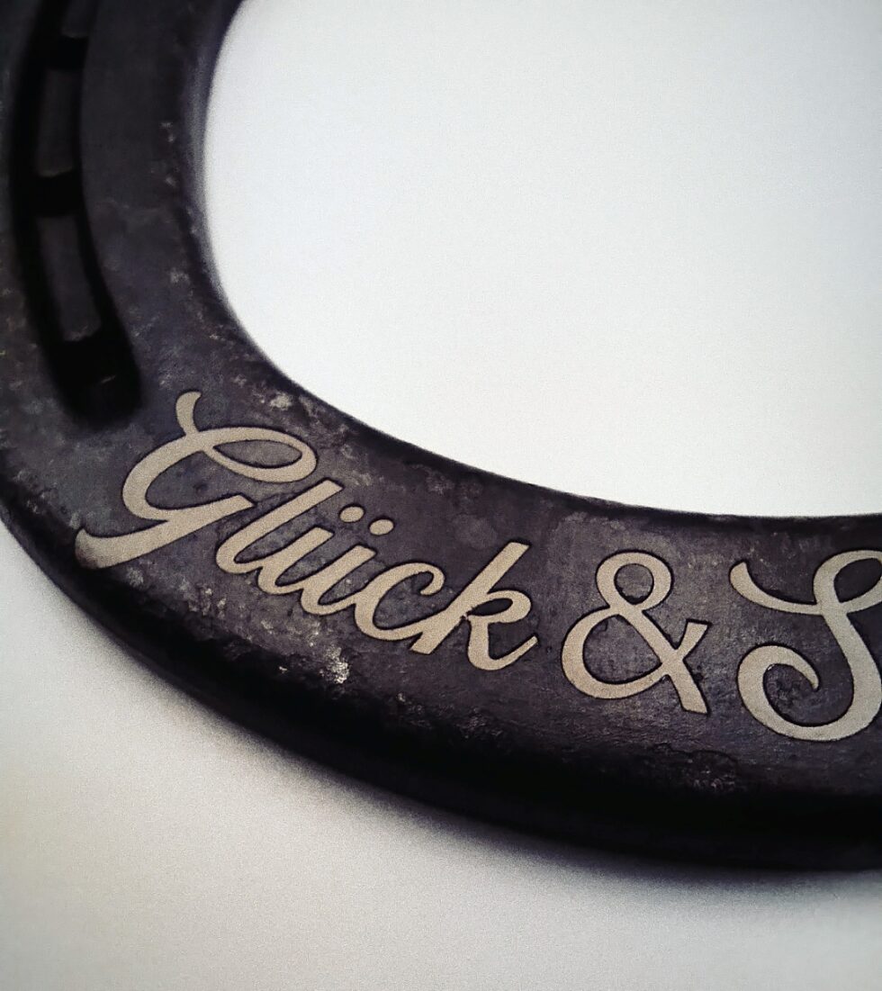 gravur-graveur-kaernten-klagenfurt-stahlgravur-geschenkidee-Glücksbringer-hufeisen graviert -reiter-reitsport