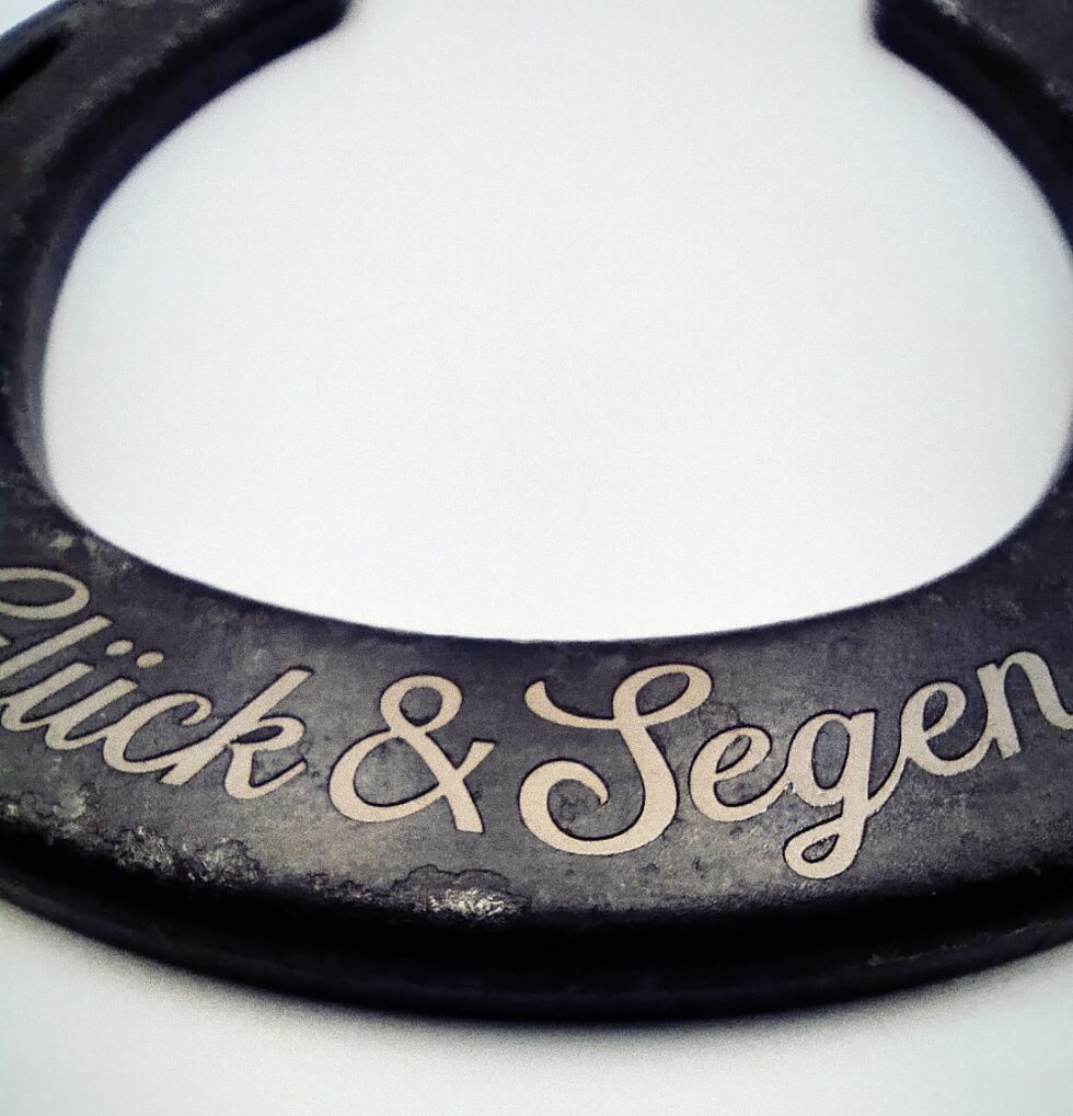 gravur-graveur-kaernten-klagenfurt-stahlgravur-geschenkidee-Glücksbringer-hufeisen graviert -reiter-reitsport